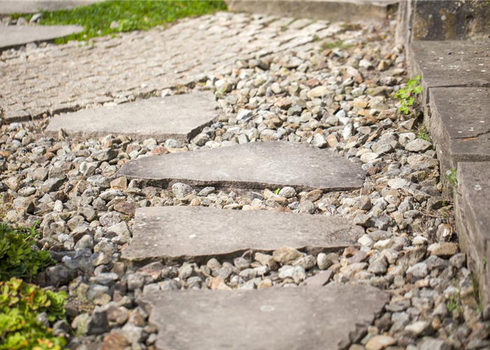 Wie Sie Gehwegplatten erfolgreich verlegen